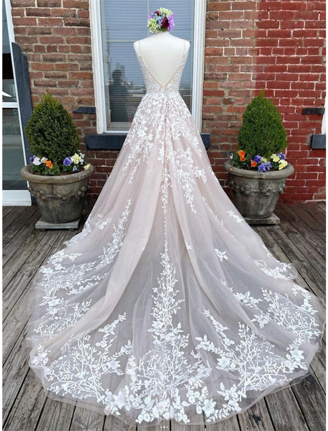 Wholesale Engagement Wedding Dresses in Color Formal Wedding Dresses A-Line Sweetheart Camisole Spaghetti Strap Court Train Lace Bridal Gowns With Buttons Appliques